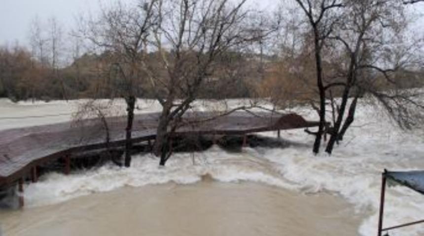 Irmakta su seviyesi y&uuml;kselince Manavgat Şelalesi tesisleri sular altında kaldı