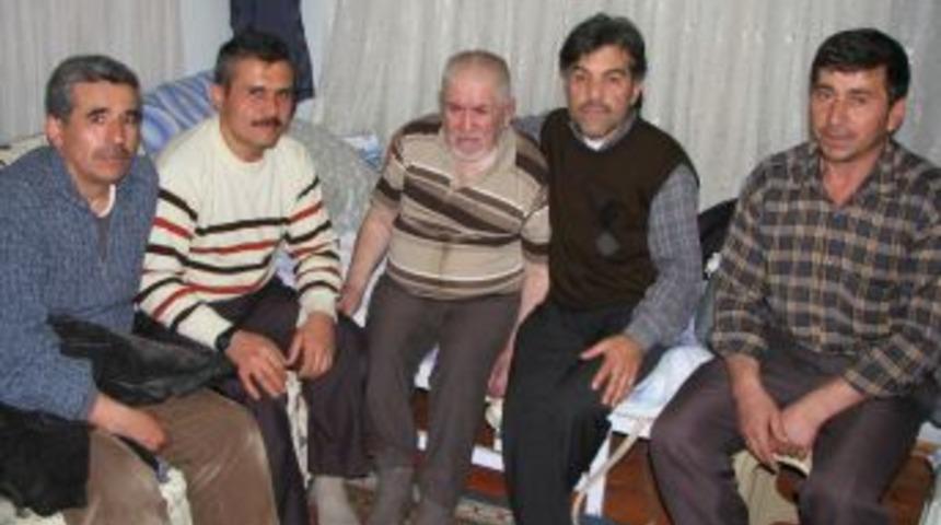 KUDYAD &uuml;yeleri hasta ve yaşlıları ziyaret ediyor