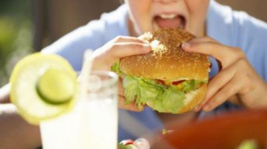 &Ccedil;ocuklarda obezite artıyor, televizyon başında abur cuburdan koruyun