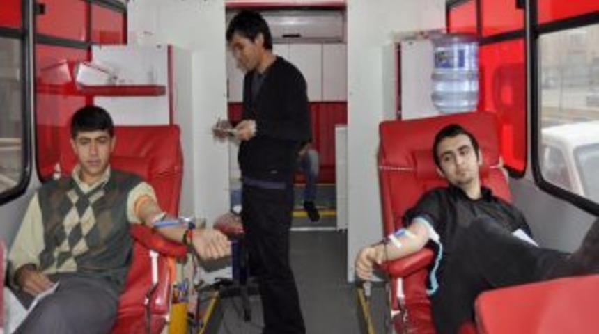 FEM'li &ouml;ğrencilerden Kızılay'a kan bağışı