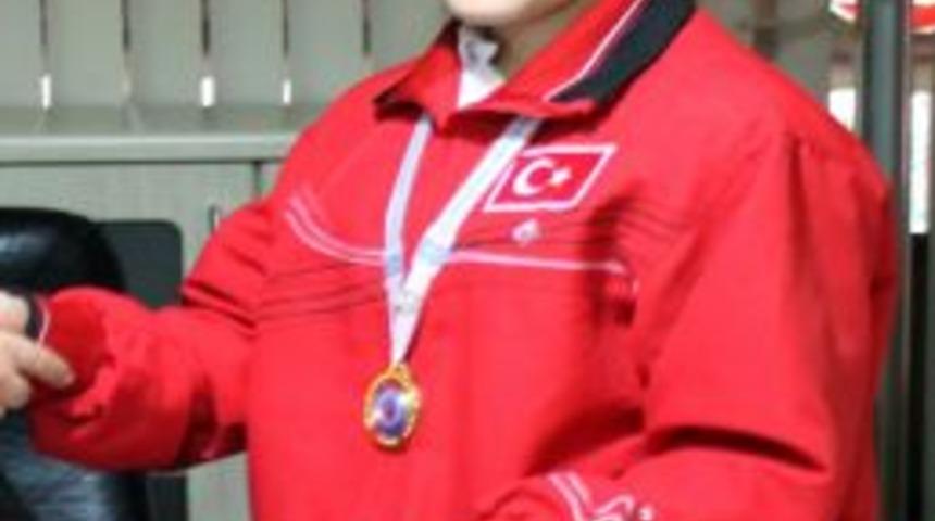 Milli Boks&ouml;r Reyhan &Ccedil;akır şampiyon oldu