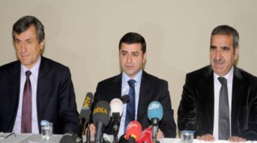 Demirtaş: Mesele &ccedil;arpıtılıyor, 35 gencin sorumluları ortaya &ccedil;ıkarılmalıdır