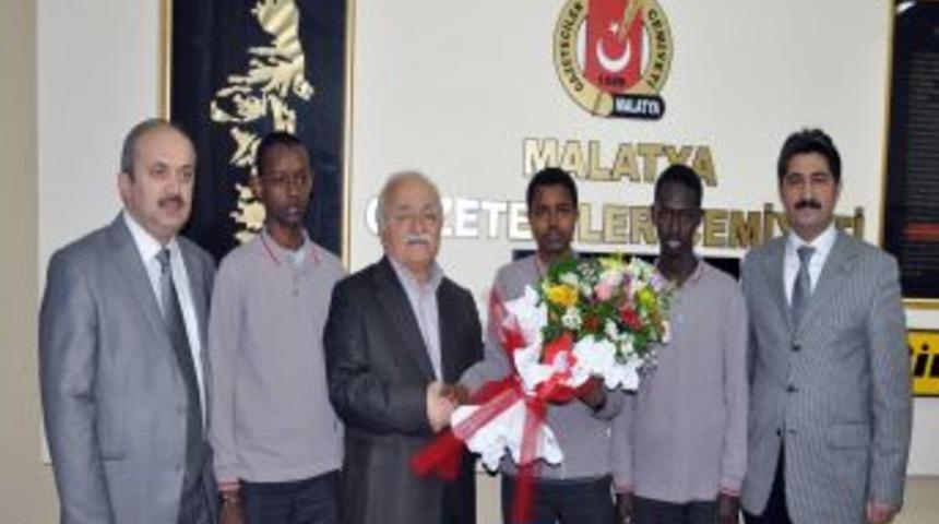 Somalili &ouml;ğrenciler gazetecilere &lsquo;Malatya&rsquo; t&uuml;rk&uuml;s&uuml;n&uuml; seslendirdi