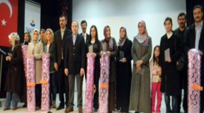 Anne babalar kitap okuma sınavında ter d&ouml;kt&uuml;