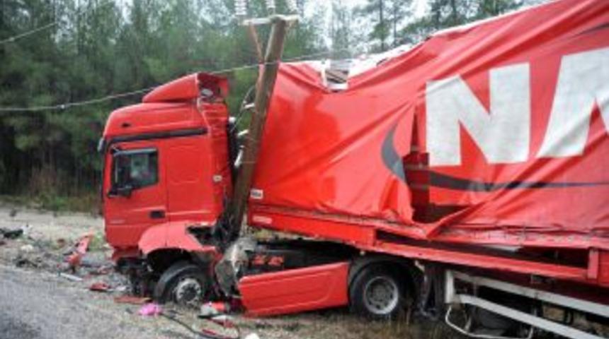 TIR'ın &ccedil;arptığı otomobildeki gen&ccedil; &ccedil;ift hayatını kaybetti