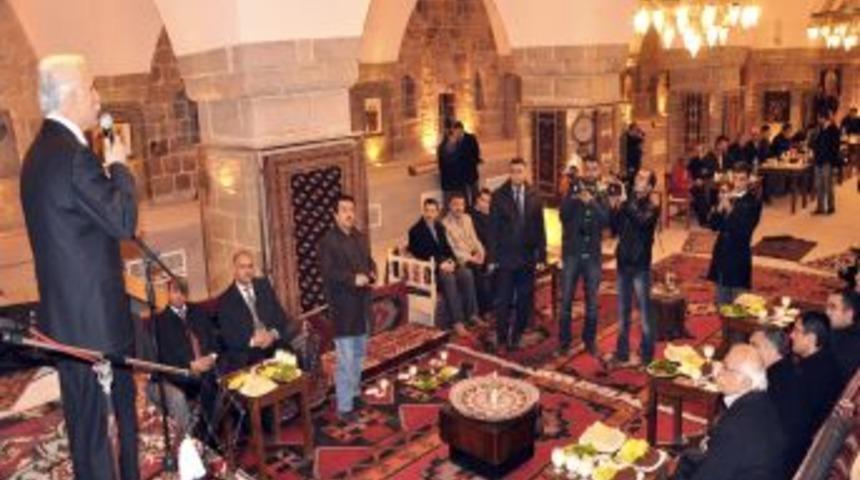 Gazeteciler, tarihi kervansarayda g&uuml;nlerini kutladı