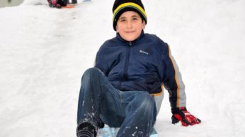 Afyon'da &ccedil;ocuklar kar tatilinin tadını &ccedil;ıkardı