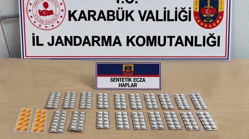 Karab&uuml;k&rsquo;te 230 sentetik ecza hapı ele ge&ccedil;irildi