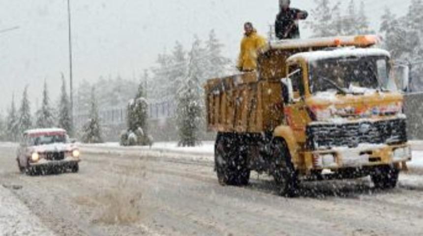 Denizli&rsquo;de karla m&uuml;cadele n&ouml;betleşe gece g&uuml;nd&uuml;z devam ediyor