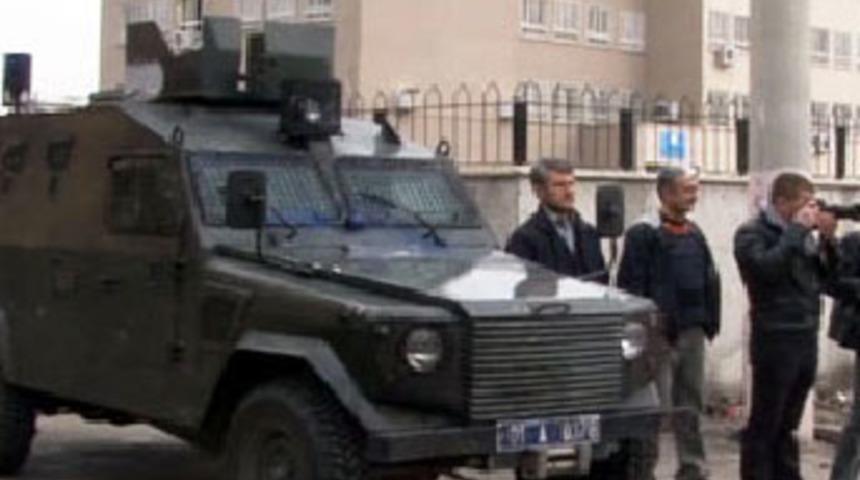 PKK yandaşları okul basıp &ouml;ğretmen d&ouml;vd&uuml;