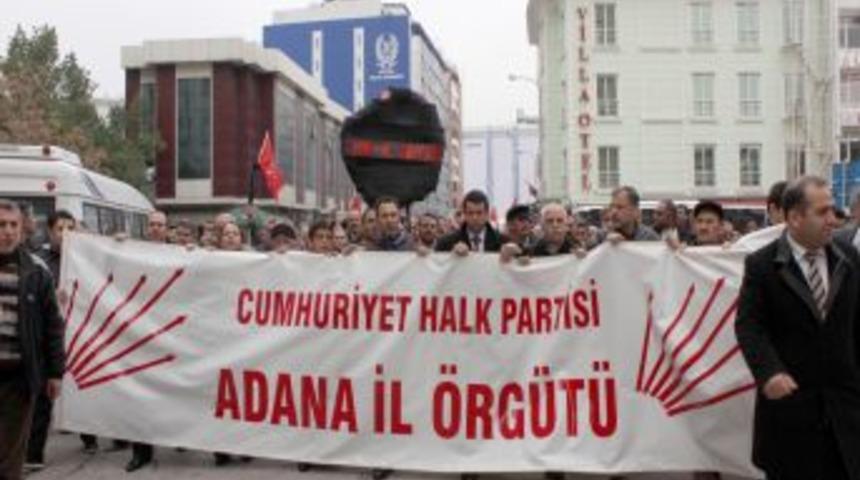 CHP Adana'da Kılı&ccedil;daroğlu fezlekesini protesto etti