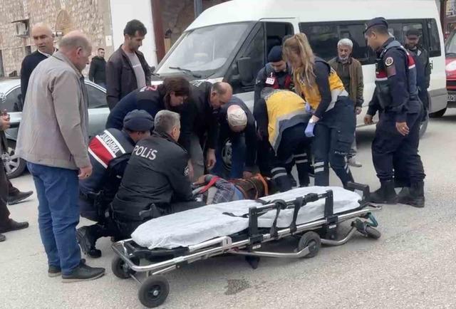&Ccedil;orum&rsquo;da otomobilin &ccedil;arptığı yaya yaralandı 1