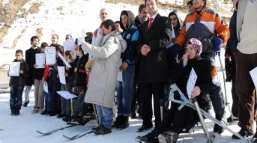 Engelliler, 'Kayga&ccedil;'la karda kaymanın mutluluğunu yaşadı
