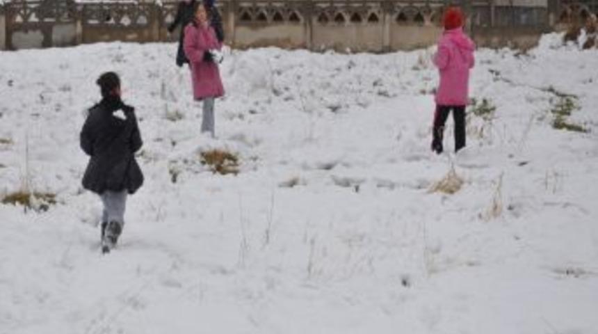 Nallıhan ve Elmadağ'da okullara kar engeli