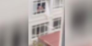 Yer: Ankara! Evde &ccedil;ıplak gezen şahsa mahalleliden tepki; odun fırlattılar