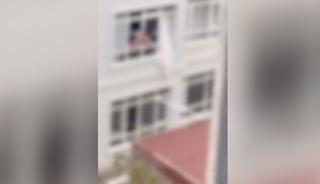 Yer: Ankara! Evde &ccedil;ıplak gezen şahsa mahalleliden tepki; odun fırlattılar