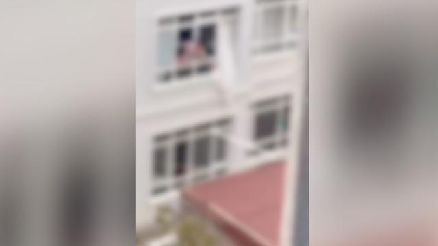 Yer: Ankara! Evde çıplak gezen şahsa mahalleliden tepki; odun fırlattılar