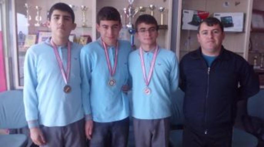 G&uuml;reşte bir altın iki g&uuml;m&uuml;ş madalya kazandılar