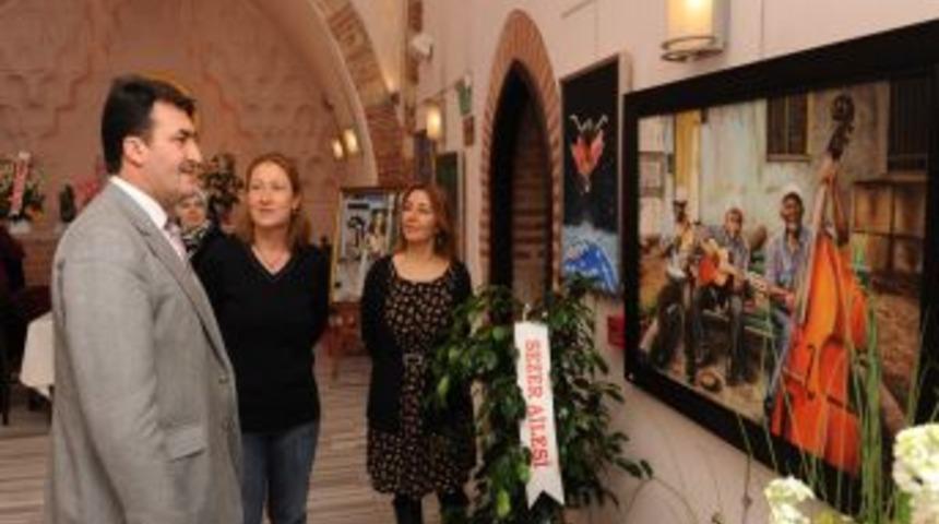 D&uuml;ndar'dan emekli ressamlara destek