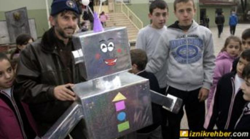 Dev robot &ouml;ğrencileri şok etti