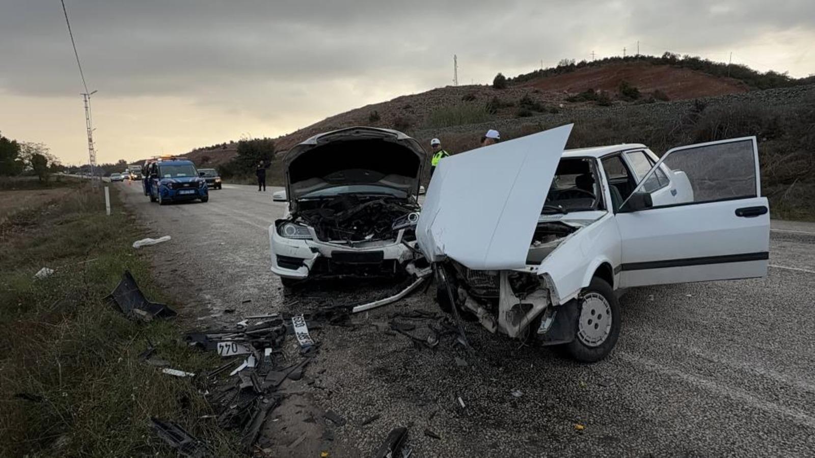 Tokat'ta iki aracın kafa kafaya çarpıştığı kazada 5 kişi yaralandı