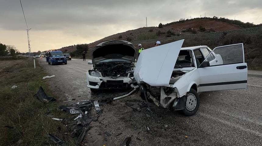 Tokat'ta iki aracın kafa kafaya &ccedil;arpıştığı kazada 5 kişi yaralandı