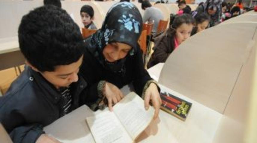 Ailecek k&uuml;t&uuml;phaneye gidiyorlar