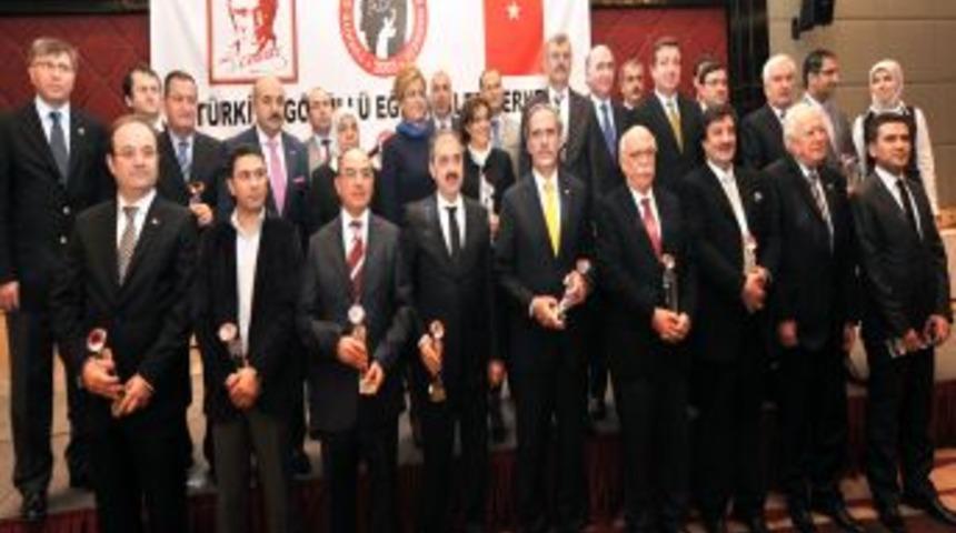 Eğitime katkı sağlayanlar &ouml;d&uuml;llendirildi