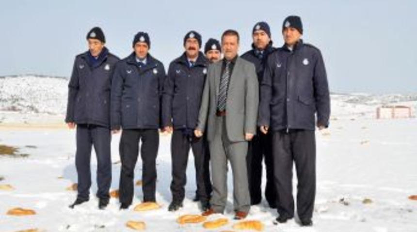 Yozgat'ta yaban hayvanları i&ccedil;in doğaya 500 ekmek bırakıldı