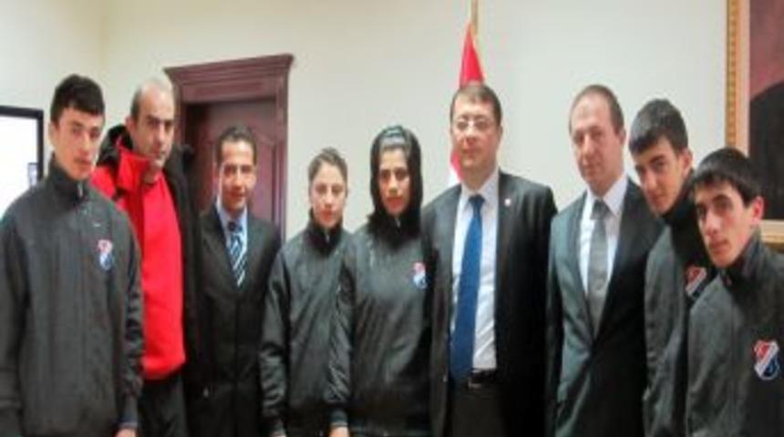 Naturel Kızak Milli Takımı, Kaymakam Esmer'e başarı s&ouml;z&uuml; verdi