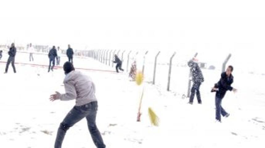 Somalili &ouml;ğrencilerin kar keyfi