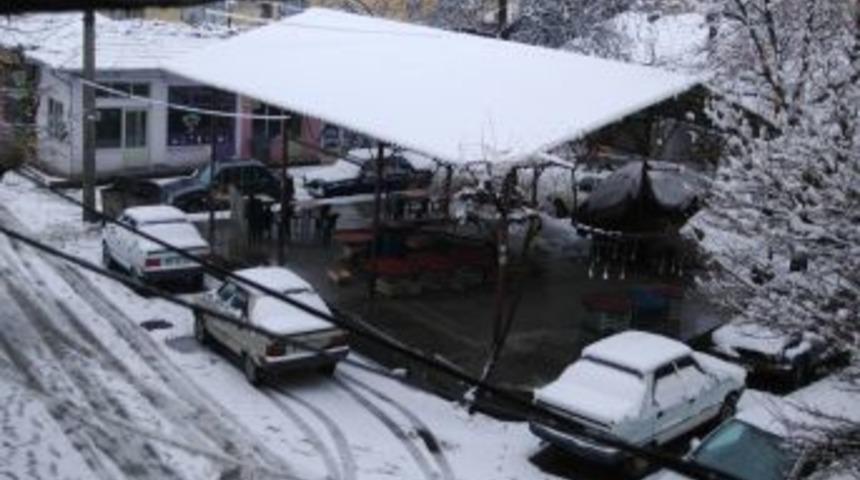 Dursunbey'de kar yağışı etkili oldu