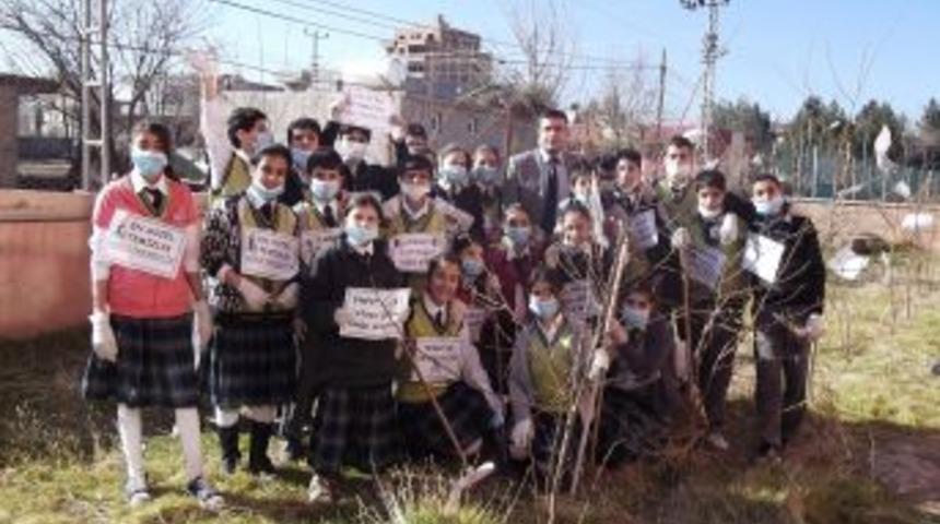 &Ouml;ğretmen ve &ouml;ğrenciler cadde sokakları temizledi