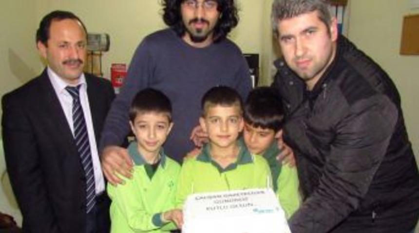 &Ouml;zel Safvet Koleji, &ccedil;alışan gazetecileri unutmadı