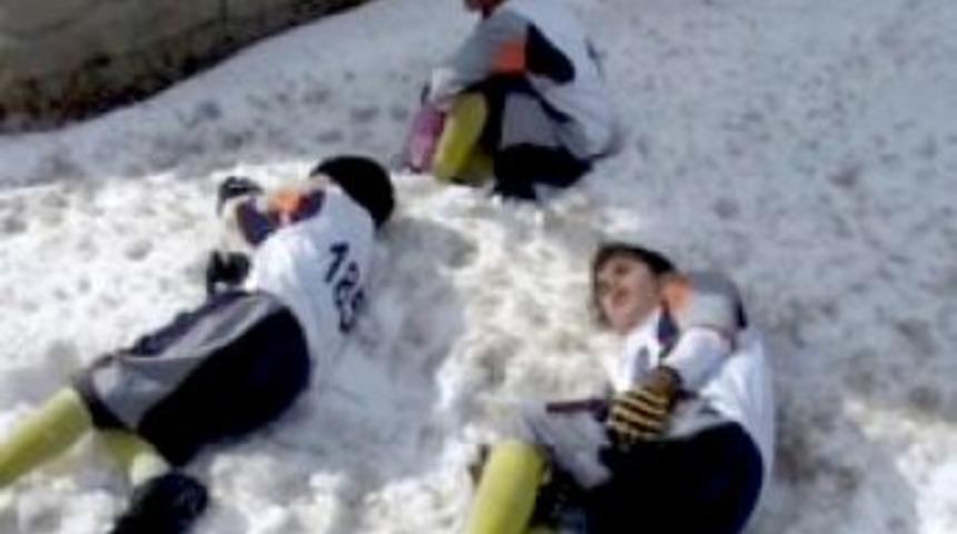 Buzlu yolda, kros yarışması