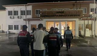 Didim&rsquo;de 8 ka&ccedil;ak g&ouml;&ccedil;men ile otel sahibi ve &ccedil;alışanı tutuklandı
