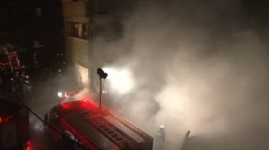 Yangından mal ka&ccedil;ıran vatandaşlar dumandan zehirlenmeyi g&ouml;ze aldı