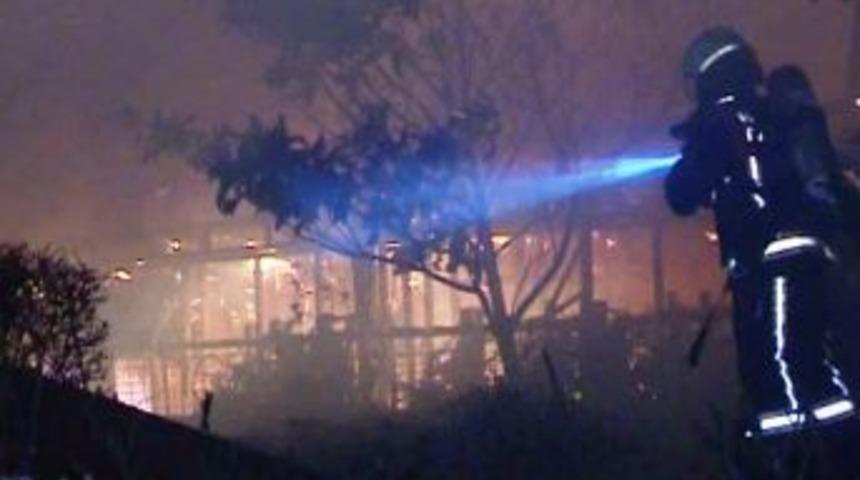 BJK Plaza'daki 2 kafeteryada yangın