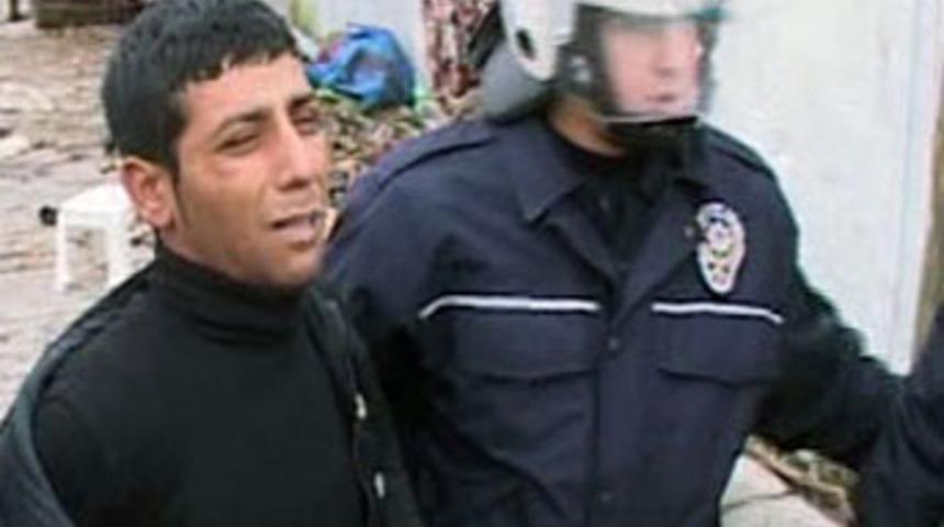 &Ouml;nce taş attı sonra ağladı