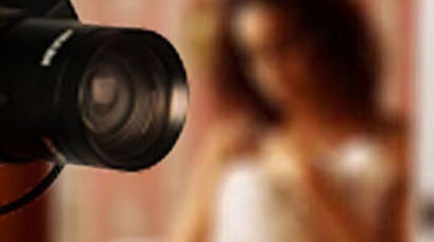 Kadın doktora, g&ouml;r&uuml;nt&uuml;l&uuml; seks şantajı!