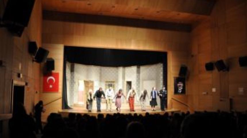 Entrikalı Dolap Komedyası Siirt'te sahnelendi