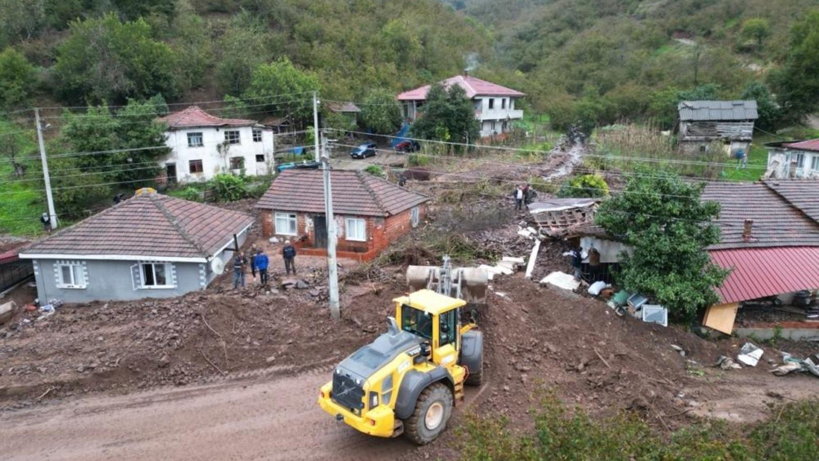 Sakarya'da sel ve heyelan bir evi yıktı, eşyalar çevreye savruldu