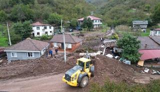 Sakarya'da sel ve heyelan bir evi yıktı, eşyalar &ccedil;evreye savruldu