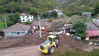 Sakarya'da sel ve heyelan bir evi yıktı, eşyalar çevreye savruldu