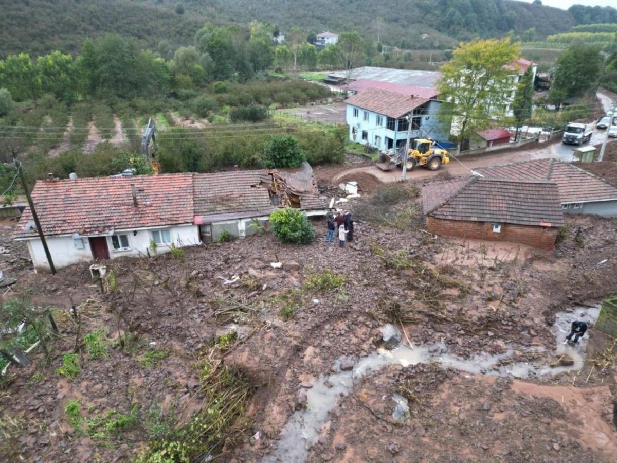 Sakarya da sel ve heyelan bir evi yıktı, eşyalar çevreye savruldu 2