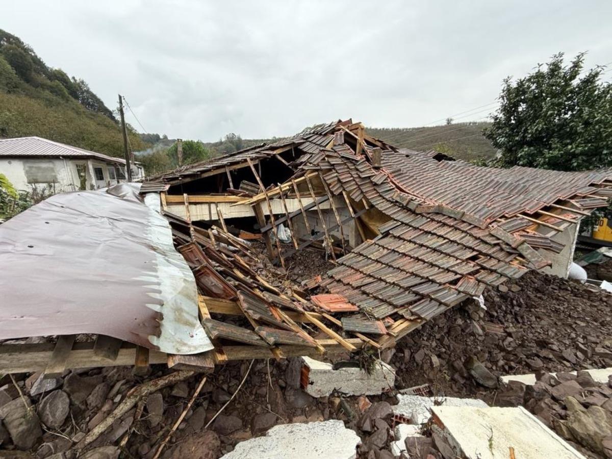 Sakarya da sel ve heyelan bir evi yıktı, eşyalar çevreye savruldu 1