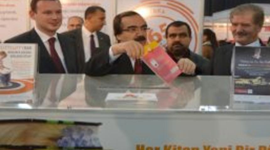 Vali Coş kitap kumbarasına bağış yaptı