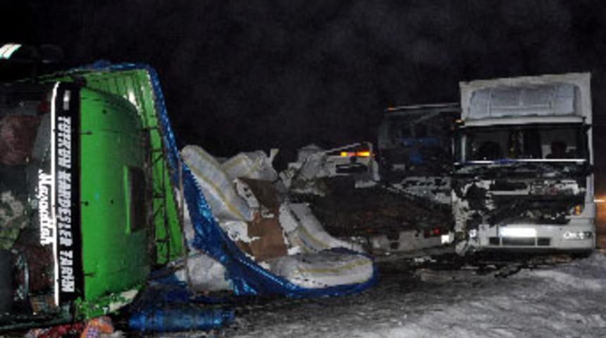 Afyon'da zincirleme kaza; 1 ölü, 18 yaralı