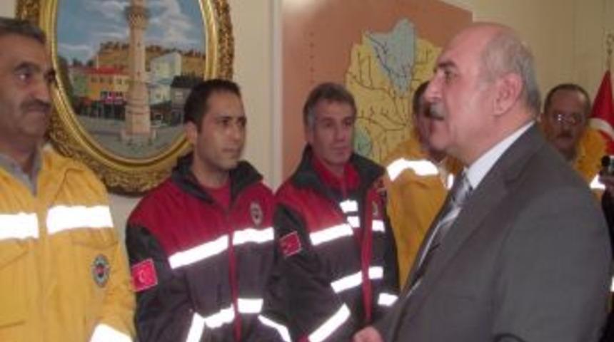 Vali İpek, Van depreminde g&ouml;revli sağlık ekiplerine başarı belgesi verdi