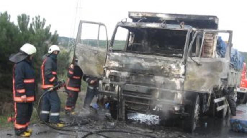 K&ouml;m&uuml;r y&uuml;kl&uuml; kamyon yandı